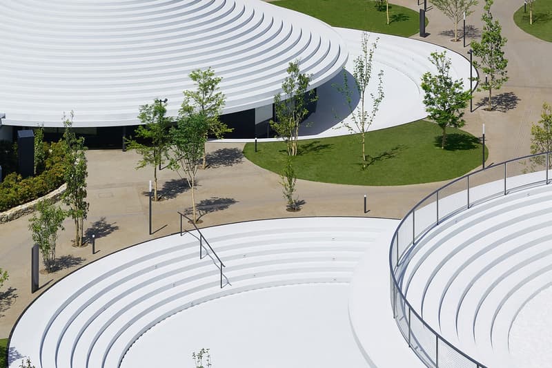 Nendo が古墳に着想を得てデザインした天理駅前広場 CoFuFun 全体がカフェであり、遊具であり、大きな家具に感じられるようなゆるやかな空間