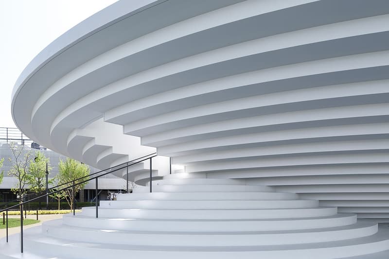 Nendo が古墳に着想を得てデザインした天理駅前広場 CoFuFun 全体がカフェであり、遊具であり、大きな家具に感じられるようなゆるやかな空間