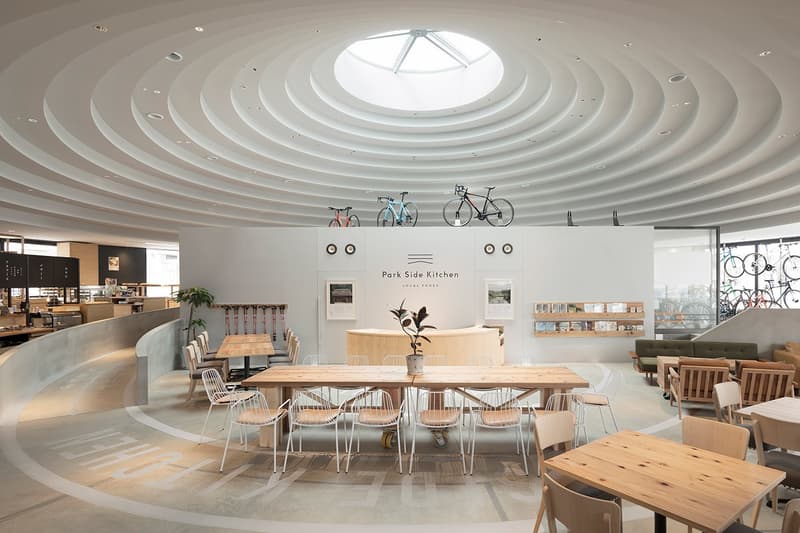 Nendo が古墳に着想を得てデザインした天理駅前広場 CoFuFun 全体がカフェであり、遊具であり、大きな家具に感じられるようなゆるやかな空間