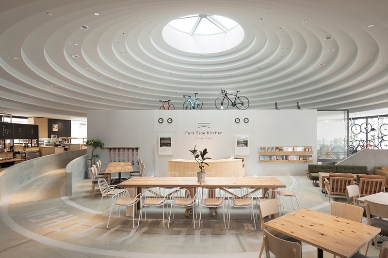 Nendo が古墳に着想を得てデザインした天理駅前広場 CoFuFun 全体がカフェであり、遊具であり、大きな家具に感じられるようなゆるやかな空間