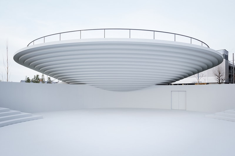 Nendo が古墳に着想を得てデザインした天理駅前広場 CoFuFun 全体がカフェであり、遊具であり、大きな家具に感じられるようなゆるやかな空間