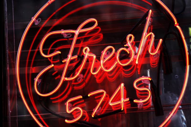 ニューヨークのストリートを舞台に名作574のアップデートモデルをドーナツとともにディスプレイ