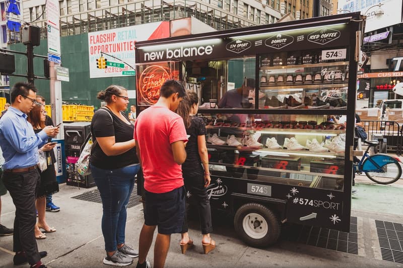 ニューヨークのストリートを舞台に名作574のアップデートモデルをドーナツとともにディスプレイ