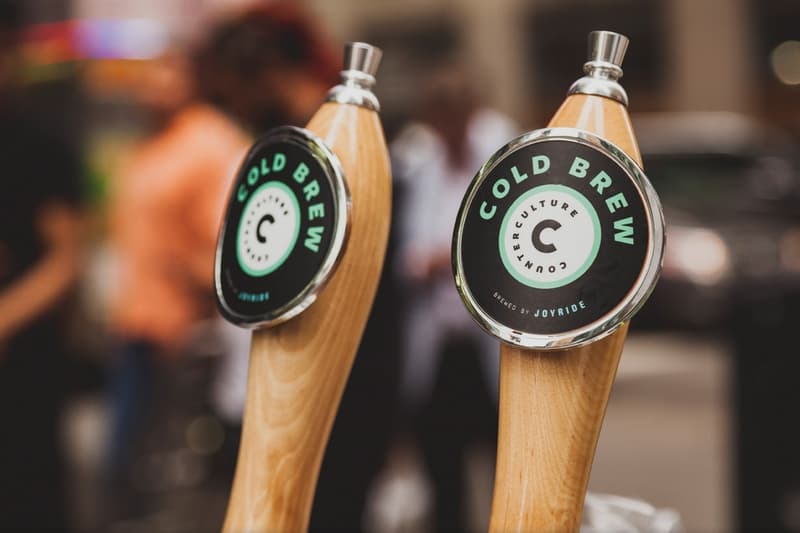 ニューヨークのストリートを舞台に名作574のアップデートモデルをドーナツとともにディスプレイ