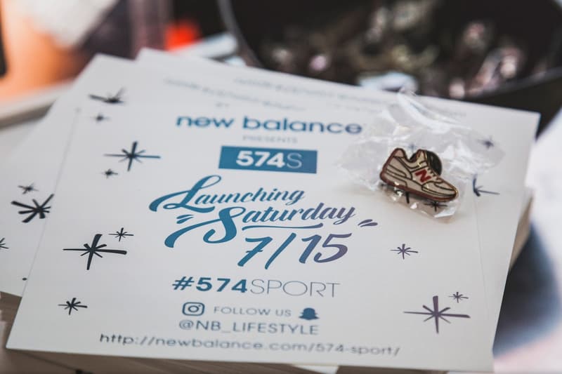 ニューヨークのストリートを舞台に名作574のアップデートモデルをドーナツとともにディスプレイ