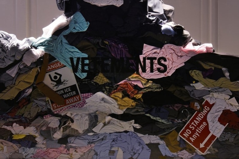 Vetements の個性的すぎるウィンドウディスプレイ