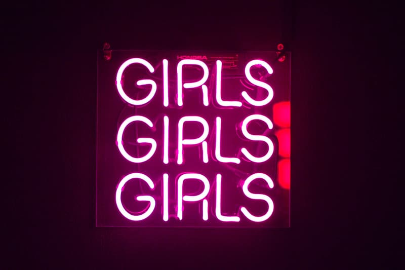 ストリップクラブをイメージしたムーディな店内と限定アイテムを『HYPEBEAST』が先行公開 Palm Angels の期間限定ポップアップストア “LONELY HEARTS CLUB” が青山にオープン