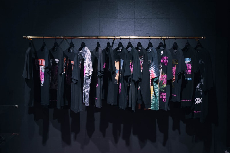 ストリップクラブをイメージしたムーディな店内と限定アイテムを『HYPEBEAST』が先行公開 Palm Angels の期間限定ポップアップストア “LONELY HEARTS CLUB” が青山にオープン