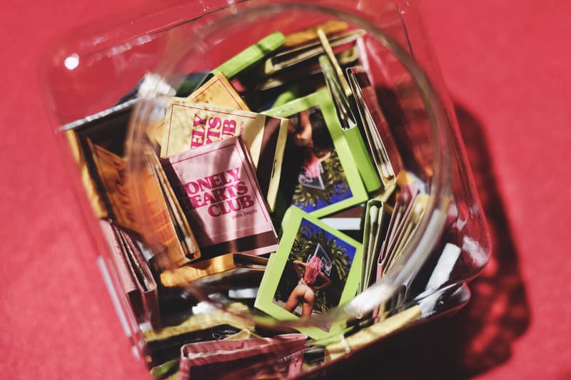 ストリップクラブをイメージしたムーディな店内と限定アイテムを『HYPEBEAST』が先行公開 Palm Angels の期間限定ポップアップストア “LONELY HEARTS CLUB” が青山にオープン