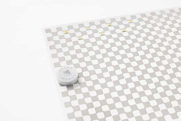 紙を丸めると光る懐中電灯 “PAPER TORCH” をチェック nendo ネンド ペーパートーチ LED