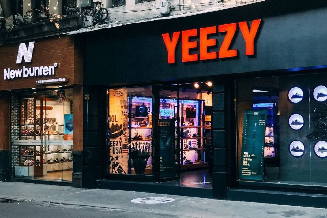 中国に偽物の YEEZY BOOST を堂々と販売する非公式の YEEZY ストアがオープンしてしまう 店頭にも〈YEEZY〉のロゴを掲げ、一体どういうつもりなのだろうか……