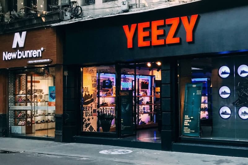 中国に偽物の YEEZY BOOST を堂々と販売する非公式の YEEZY ストアがオープンしてしまう 店頭にも〈YEEZY〉のロゴを掲げ、一体どういうつもりなのだろうか……