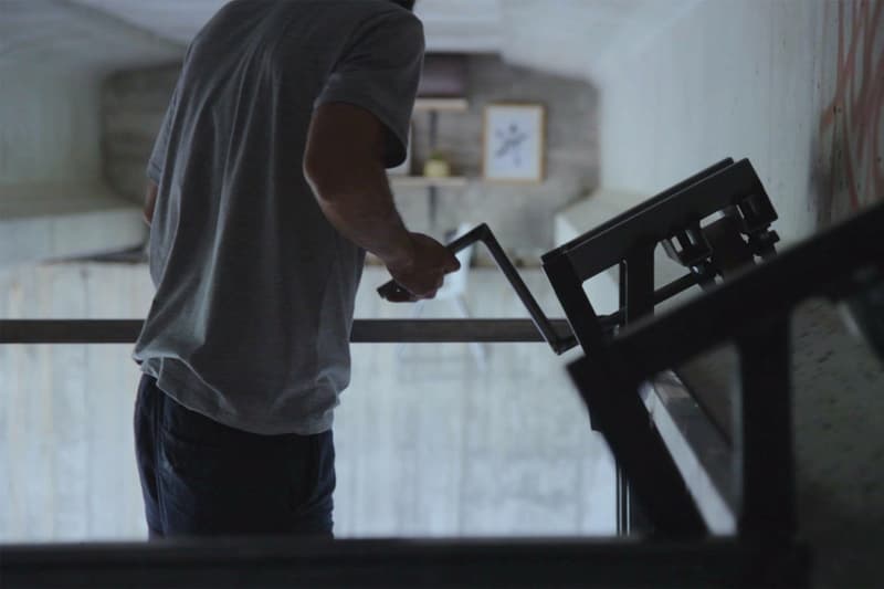 大人の秘密基地？ 橋の下に現れた不思議な小部屋