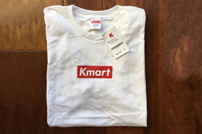 米スーパーにて発売されていた Supreme の無地Tシャツが “Kmart” ボックスロゴTシャツとなって登場