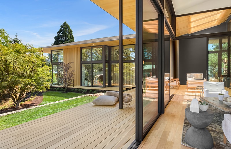 一級建築士・隈研吾がデザインした屋内外に生活空間のある家がオレゴン州ハッピーバレーに完成 house home resident oregon america happy valley portland architect