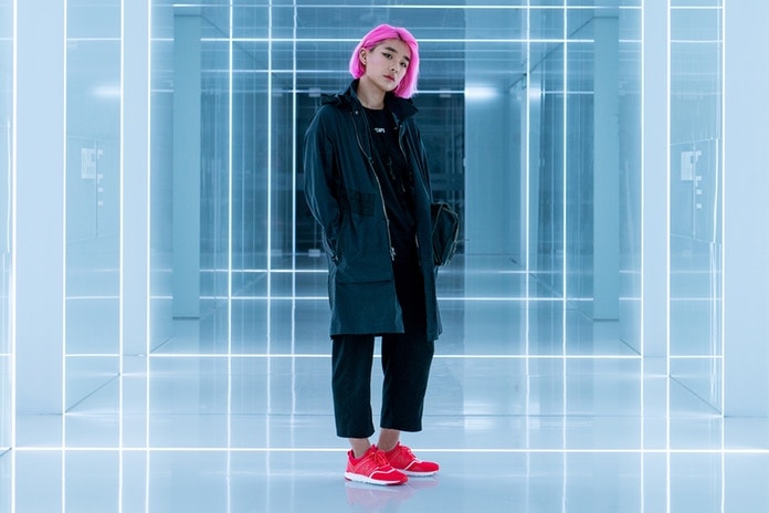 New Balance 247 と共に巡る、ネオン輝く近未来的な上海の街