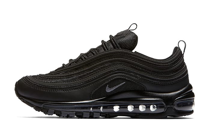 Nike Air Max 97 “Triple Black” が待望のリリースを迎える