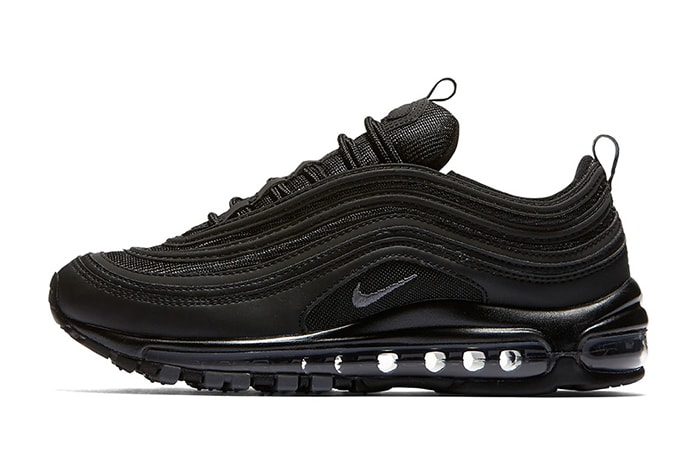 Nike Air Max 97 “Triple Black” が待望のリリースを迎える
