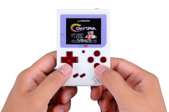 初代ゲームボーイ風のボディにファミコンの名作を詰め込んだ BittBoy 手のひらサイズの超コンパクトデバイスに『スーパーマリオブラザーズ』や『くにおくん』を内蔵