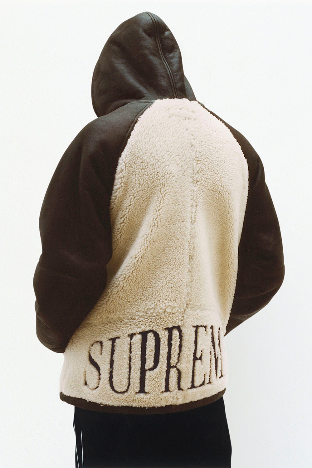 Supreme が2017年秋冬コレクションのルックブックを公開 『スカーフェイス』関連のアイテムやマーク・ゴンザレスとのコラボピース、そしてボックスロゴフーディも登場 ジャケット レザー パーカー Tシャツ キャップ