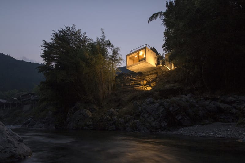 奈良・熊野川の急傾斜地に建つ空中に突き出した山荘をチェック