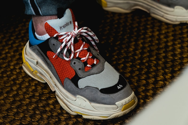 即完した話題の Balenciaga Triple S のディテールにクローズアップ バレンシアガ トリプルS