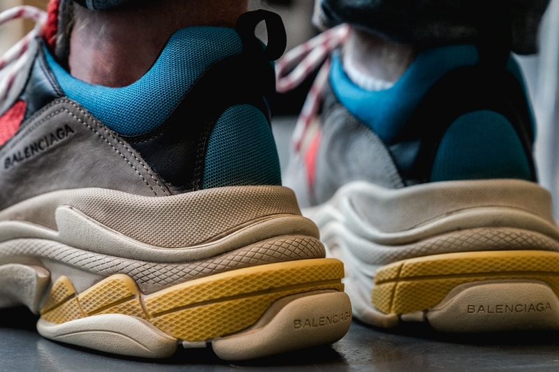 即完した話題の Balenciaga Triple S のディテールにクローズアップ バレンシアガ トリプルS