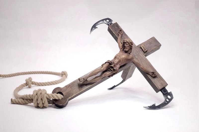 Banksy がパレスチナのホテルに公式お土産ショップをオープン 社会派覆面アーティストが制作した限定アートオブジェクトをチェック