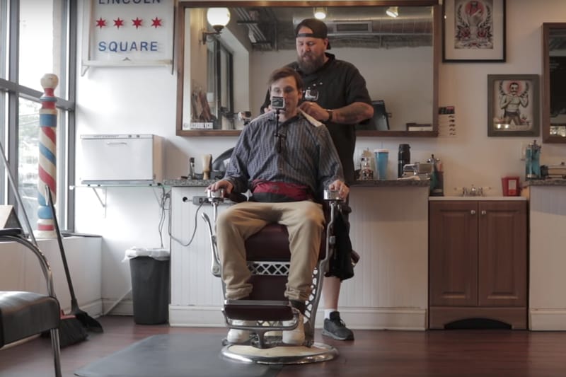 ブラッド・ホールのシュールすぎるヘアカット風景をチェック