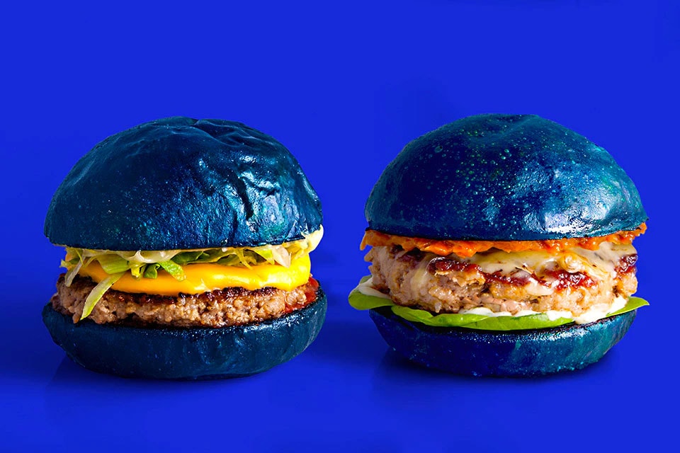 colette でブルー色の“お別れ”チーズバーガー2種類を販売中　コレット パリ paris blend　ハンバーガー 青いハンバーガー