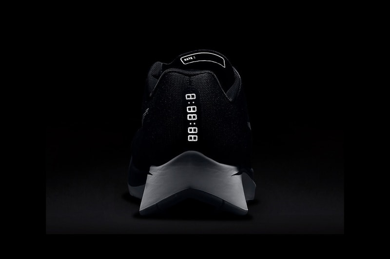 Nike Zoom Fly 　シンプル　クラシカル　モノトーン カラー スニーカー ランニングシューズ
