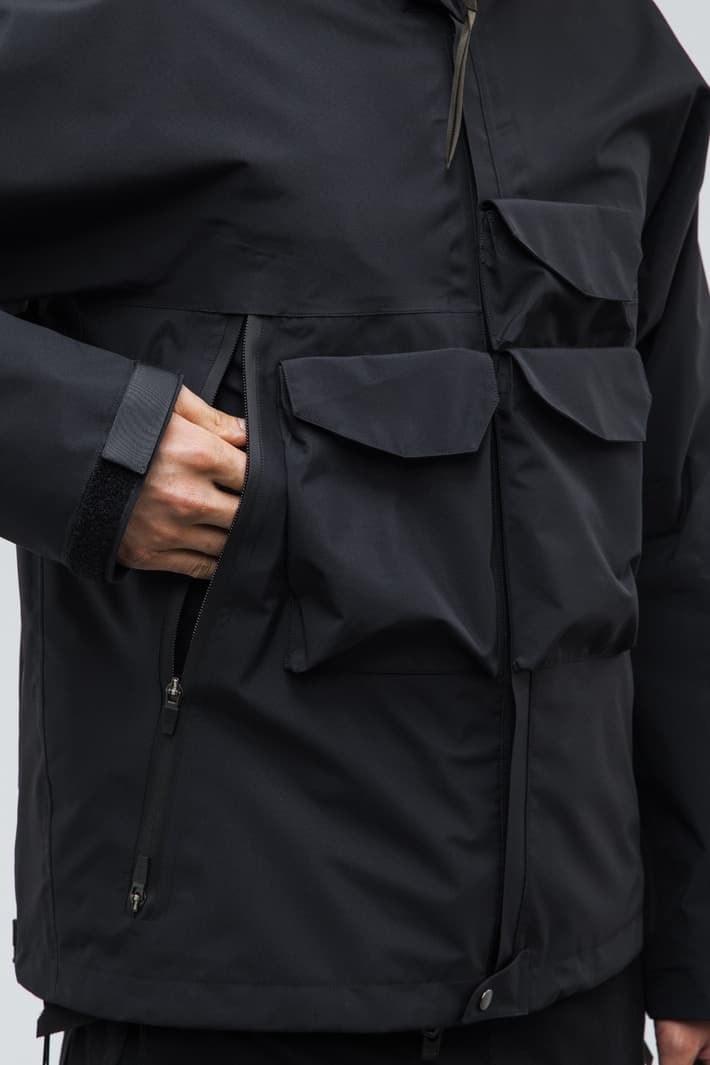 ACRONYM 2017年秋冬コレクション 都市生活ではオーバースペックな機能ウェアをブラックとオリーブのカラーパレットで展開