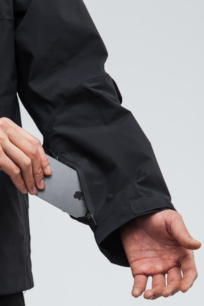 ACRONYM 2017年秋冬コレクション 都市生活ではオーバースペックな機能ウェアをブラックとオリーブのカラーパレットで展開