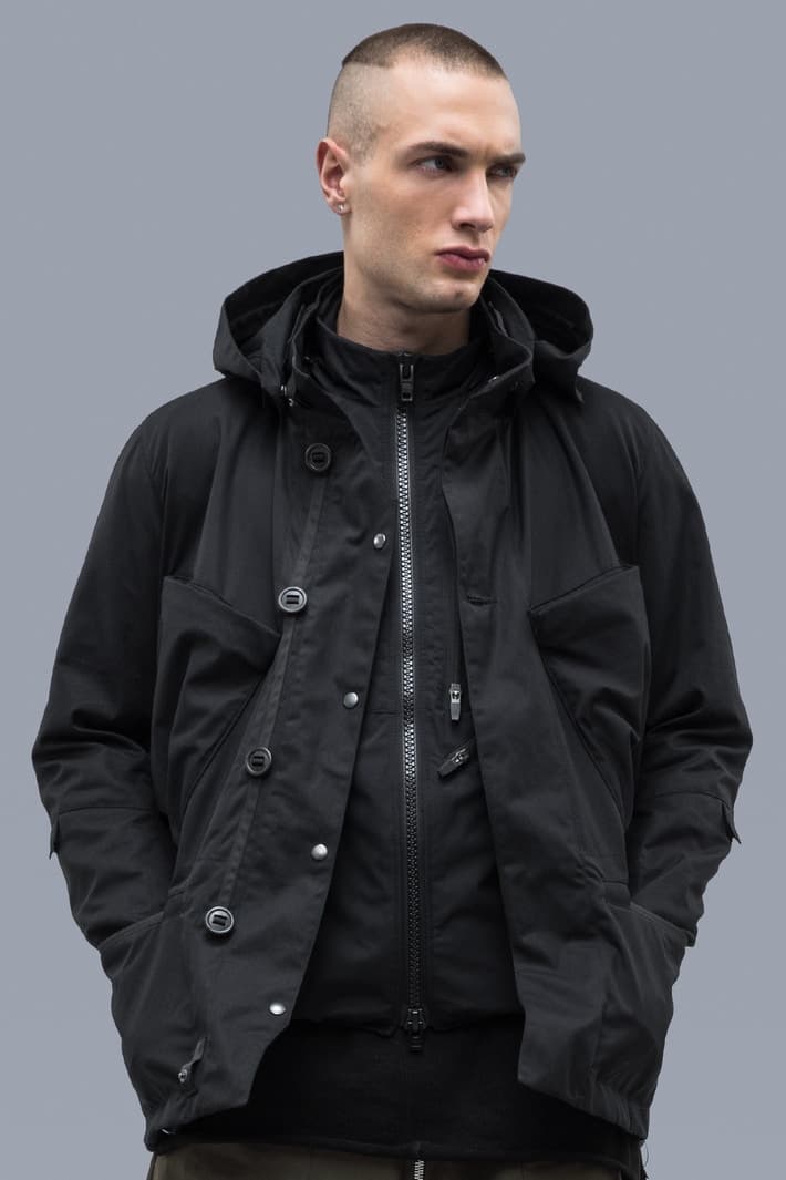 ACRONYM 2017年秋冬コレクション 都市生活ではオーバースペックな機能ウェアをブラックとオリーブのカラーパレットで展開