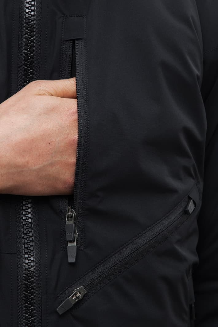 ACRONYM 2017年秋冬コレクション 都市生活ではオーバースペックな機能ウェアをブラックとオリーブのカラーパレットで展開