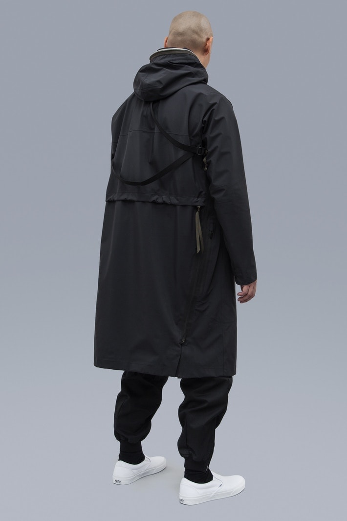 ACRONYM 2017年秋冬コレクション 都市生活ではオーバースペックな機能ウェアをブラックとオリーブのカラーパレットで展開