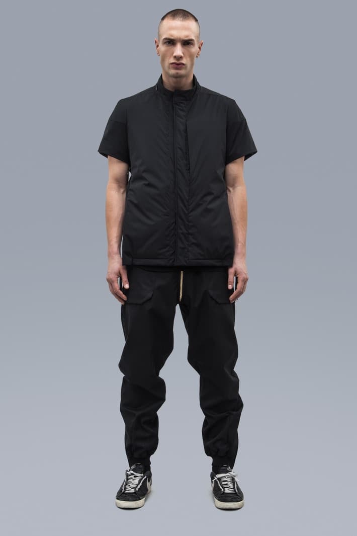 ACRONYM 2017年秋冬コレクション 都市生活ではオーバースペックな機能ウェアをブラックとオリーブのカラーパレットで展開