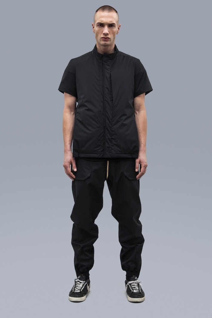 ACRONYM 2017年秋冬コレクション 都市生活ではオーバースペックな機能ウェアをブラックとオリーブのカラーパレットで展開