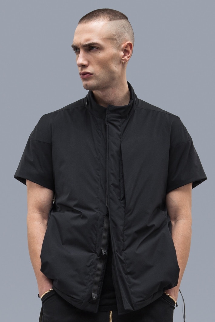 ACRONYM 2017年秋冬コレクション 都市生活ではオーバースペックな機能ウェアをブラックとオリーブのカラーパレットで展開