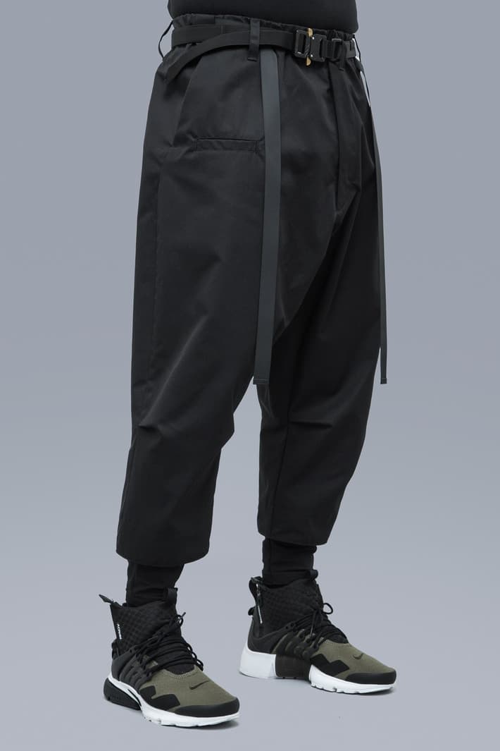 ACRONYM 2017年秋冬コレクション 都市生活ではオーバースペックな機能ウェアをブラックとオリーブのカラーパレットで展開