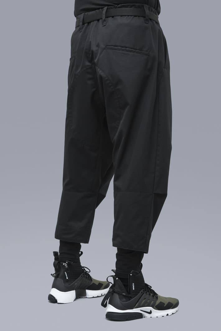 ACRONYM 2017年秋冬コレクション 都市生活ではオーバースペックな機能ウェアをブラックとオリーブのカラーパレットで展開