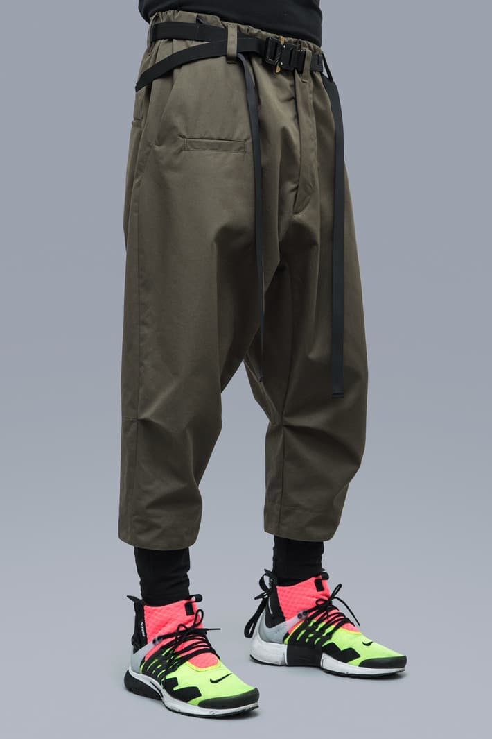 ACRONYM 2017年秋冬コレクション 都市生活ではオーバースペックな機能ウェアをブラックとオリーブのカラーパレットで展開