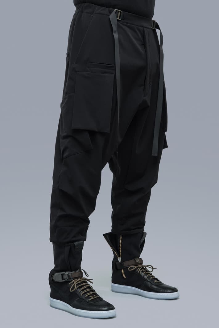 ACRONYM 2017年秋冬コレクション 都市生活ではオーバースペックな機能ウェアをブラックとオリーブのカラーパレットで展開