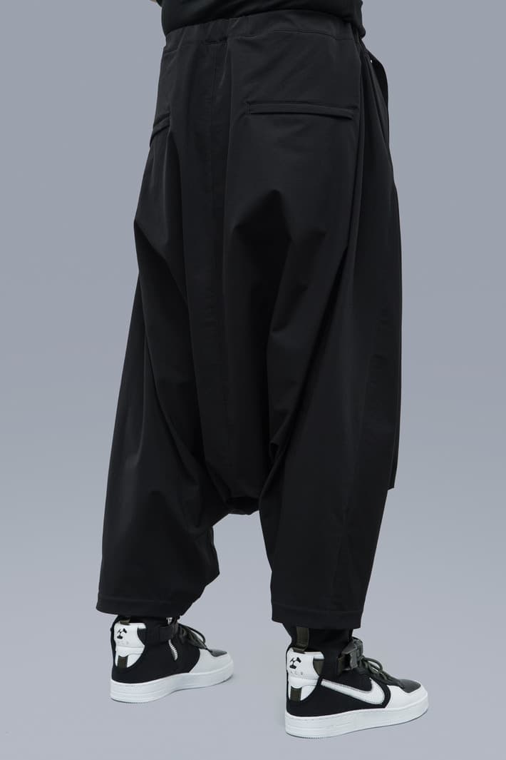 ACRONYM 2017年秋冬コレクション 都市生活ではオーバースペックな機能ウェアをブラックとオリーブのカラーパレットで展開