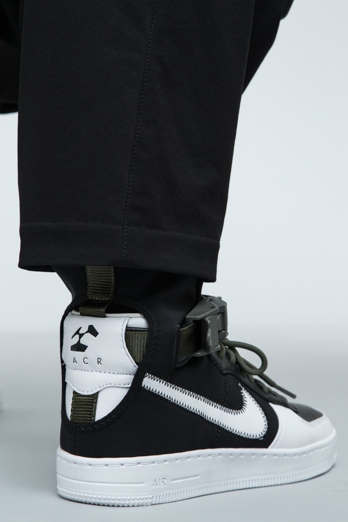 ACRONYM 2017年秋冬コレクション 都市生活ではオーバースペックな機能ウェアをブラックとオリーブのカラーパレットで展開