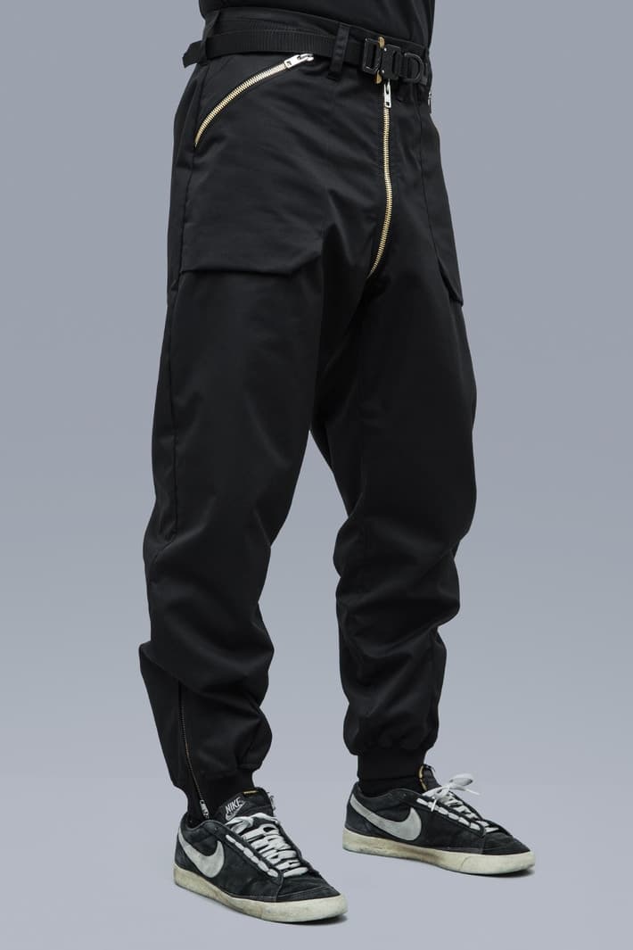 ACRONYM 2017年秋冬コレクション 都市生活ではオーバースペックな機能ウェアをブラックとオリーブのカラーパレットで展開