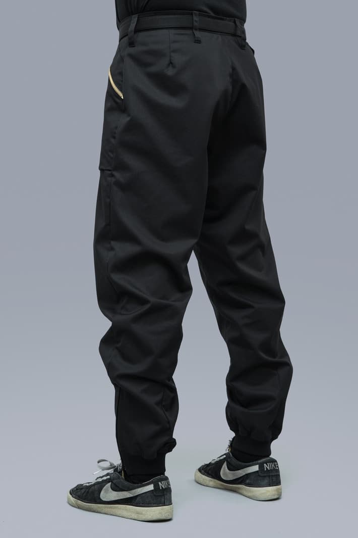 ACRONYM 2017年秋冬コレクション 都市生活ではオーバースペックな機能ウェアをブラックとオリーブのカラーパレットで展開