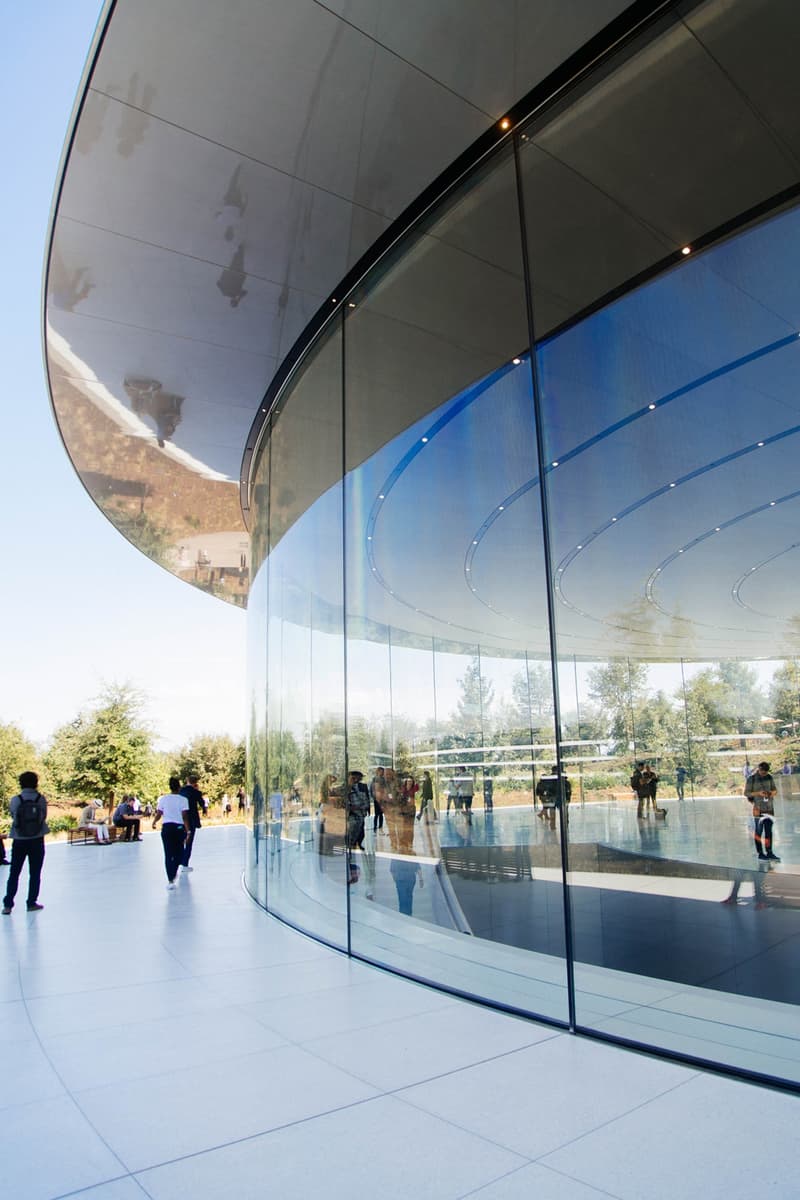 Apple の新社屋で開催された新作発表イベントのフォトレポートをお届け 新作のディテールや機能はもちろん、会場ではヴァージル・アブローにも遭遇
