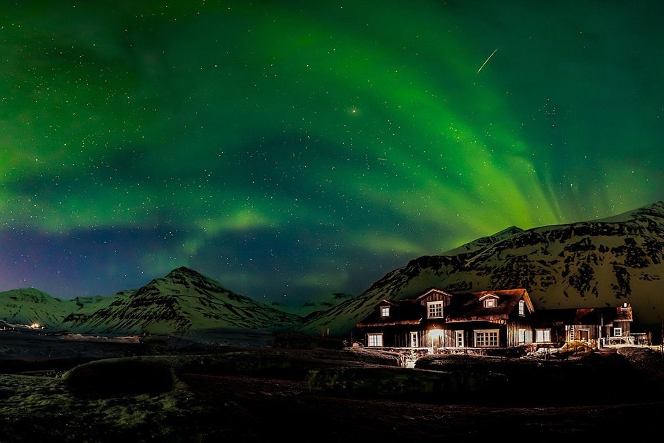 神秘のオーロラを望めるアイスランドのスパプール付きリゾートをチェック オーロラ　アイスランド 温泉 スパ