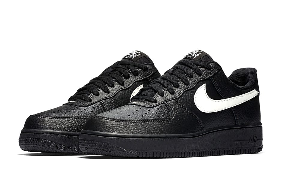 Nike が Air Force 1 Low “Black Leather 